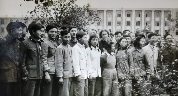 图片2：5627班与苏联专家列别捷夫夫妇（后排中）、吴立人院长（前排右一）合影留念.png